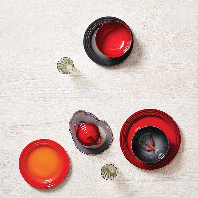 32-Piece Classic Dinnerware Set with Mugs | Le Creuset